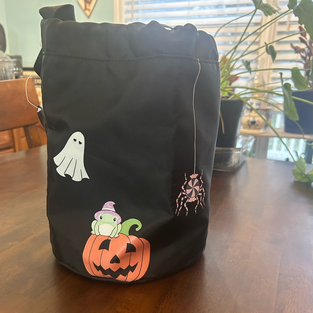 NWT Bath & Body Works Halloween Tote with Characters - Picture 3 of 4